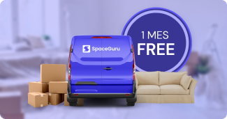 Un camión de SpaceGuru, un sillón y algunas cajas